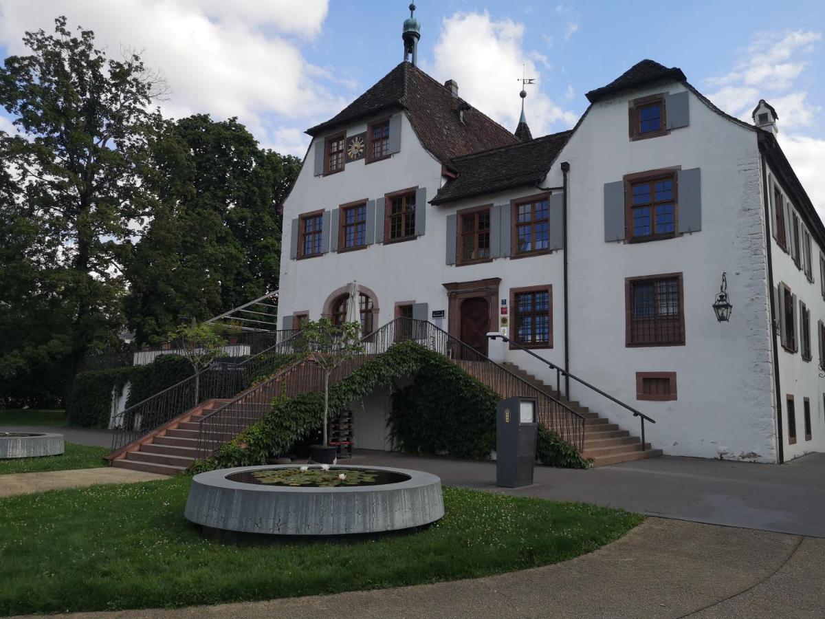 Hotel Im Schlosspark Binningen Exterior photo
