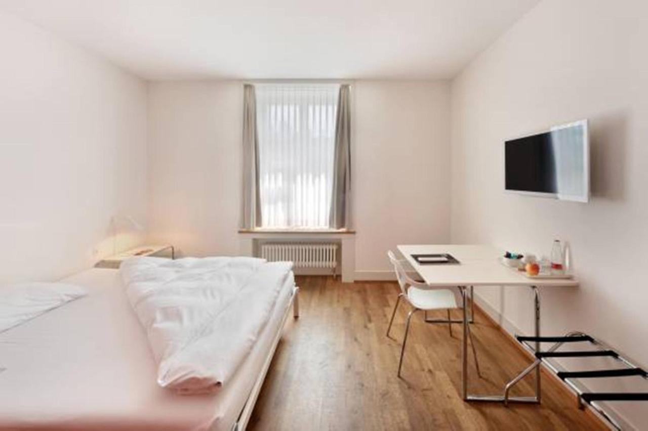 Hotel Im Schlosspark Binningen Room photo